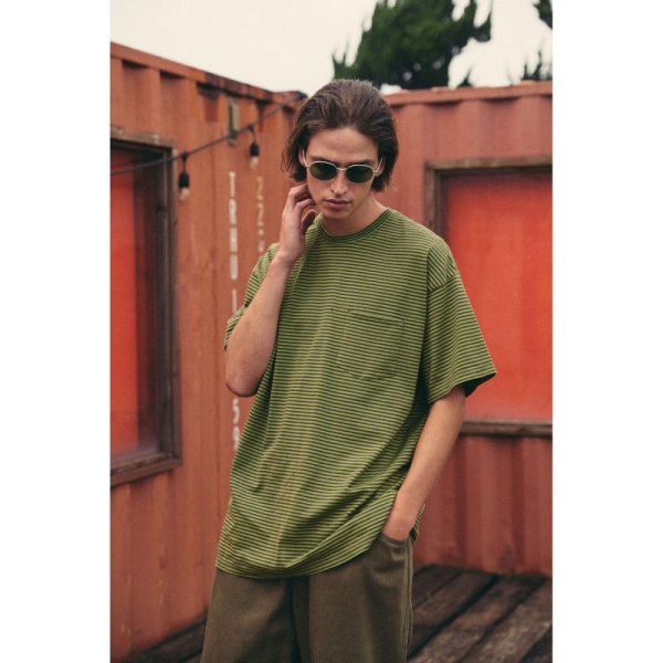 画像3: COMFORTABLE REASON "THIN STRIPE POCKET TEE" - OLIVE×BROWN (3)